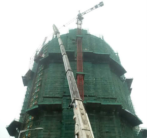 淳安吊车在工地上作业